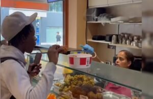 આફ્રિકી-બ્રિટીશ યુવકે ઈસ્કોનના શુદ્ધ શાકાહારી રેસ્ટોરેન્ટમાં આવી ખાધુ નોનવેજ, લોકોનો ગુસ્સો ફૂટી નિકળ્યો, સામે આવ્યો વીડિયો