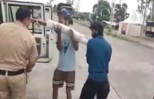 Viral Video: કાંવડિયાની અડધા માર્ગે તૂટી કાંવડ, હર કી પૈડી લઈ જઈ પોલીસે ભરાવી આપ્યું ગંગાજળ, જુઓ શાનદાર વીડિયો